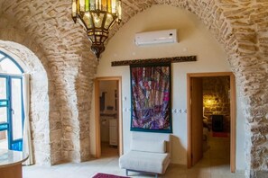 Suite, cuina bàsica, vistes al jardí | Planxa i posts de planxar i wifi gratuïta 