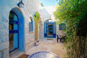Outdoor dining - Artist Quarter Guesthouse B&B (Safed)