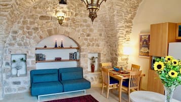 Suite, tekjøkken, hageutsikt | Strykejern/-brett og wi-fi (inkludert)