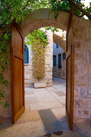 Monolocale, angolo cottura, vista giardino | Dettaglio esterni. Artist Quarter Guesthouse B&B