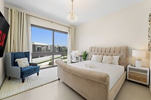 4 slaapkamers, een bureau, een strijkplank/strijkijzer, wifi