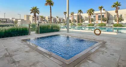 Luxury 4 Bed Villa, with Private Garden, Pool/Gym Access