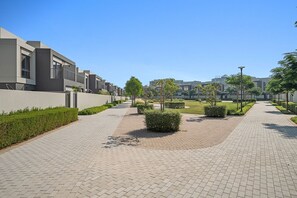 Property grounds - Luxury 4 Bed Villa, with Private Garden, Pool/Gym Access (Dubai)
