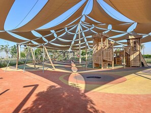 Children’s area - Luxury 4 Bed Villa, with Private Garden, Pool/Gym Access (Dubai)