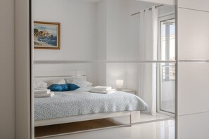 Iron/ironing board, travel cot, free WiFi