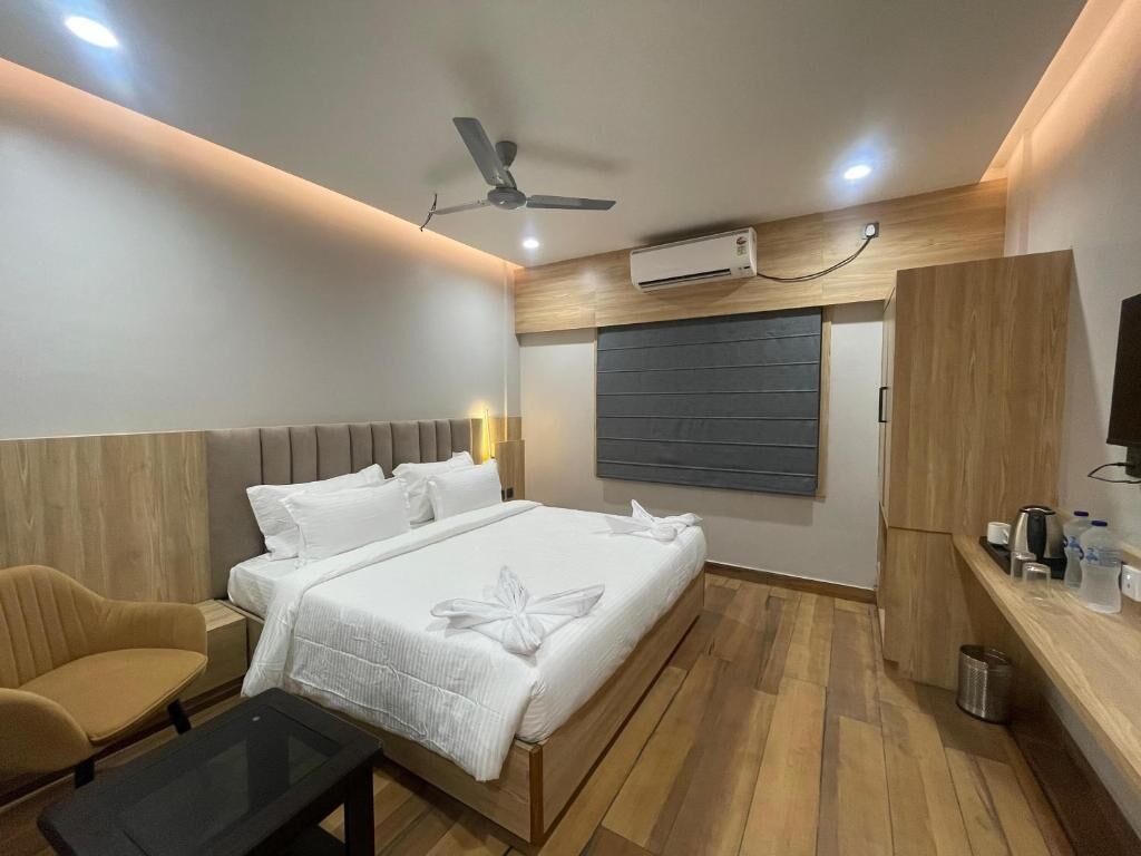 In-room safe, laptop workspace, iron/ironing board, free WiFi