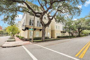Exterior - Sleeps 28 • 4 Suites in Walkable Historic District | The Juliette by AvantStay (Savannah)