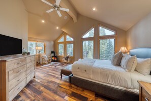 4 bedrooms, desk, iron/ironing board, free WiFi - Truckee Mountain Cabin with Hot Tub + Game Room + Forest Views | Gray Wolf Lodge (Truckee)