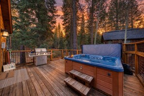 Outdoor spa tub - Truckee Mountain Cabin with Hot Tub + Game Room + Forest Views | Gray Wolf Lodge (Truckee)