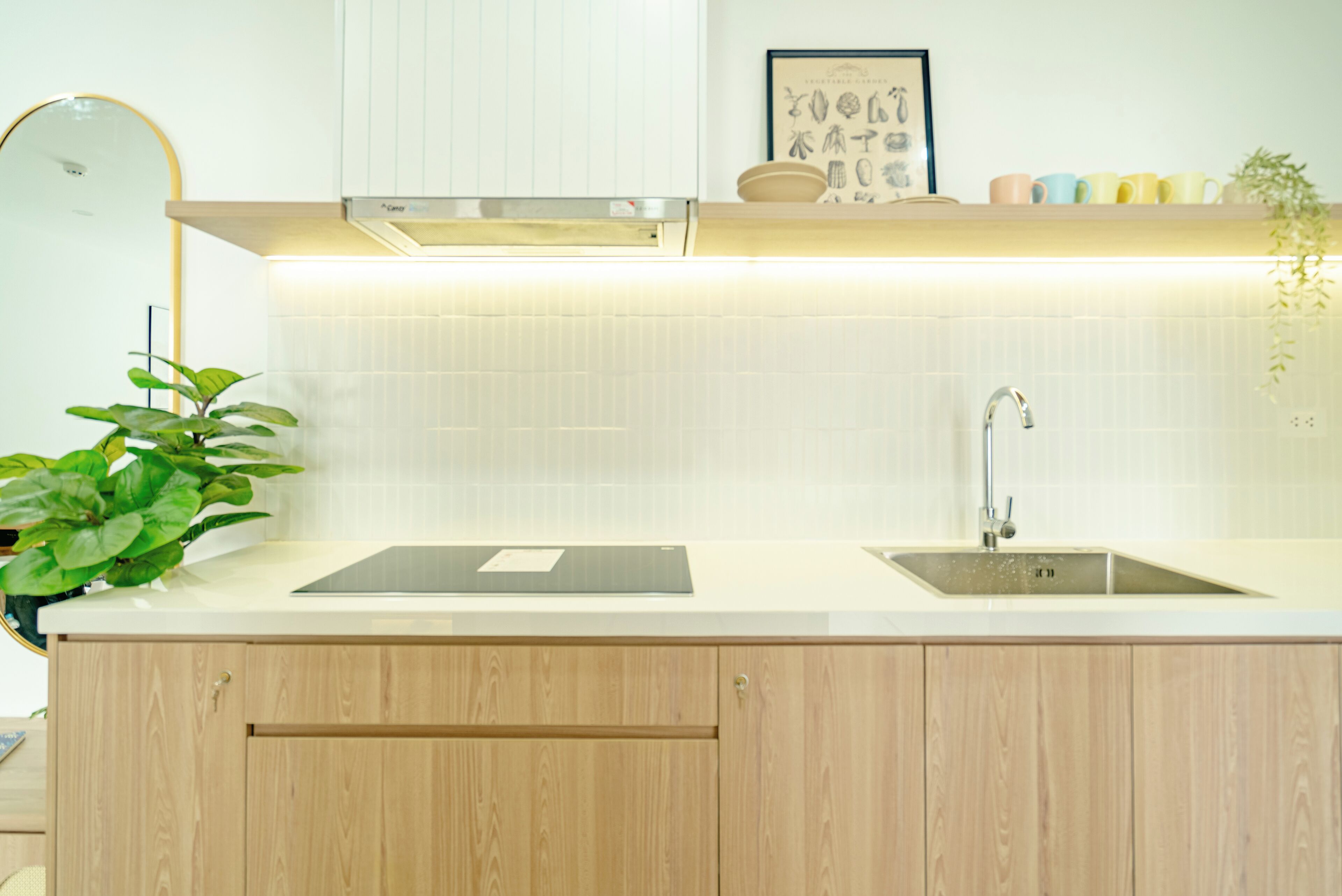 Frigobar, microondas, utensilios de cocina