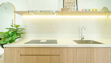 Frigobar, microondas, utensilios de cocina