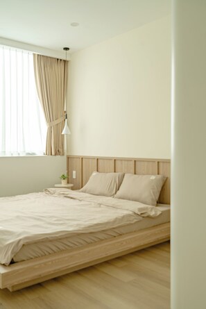 Deluxe appartement, balkon, uitzicht op zwembad | Een minibar met enkele gratis items, een bureau, gratis wifi, beddengoed