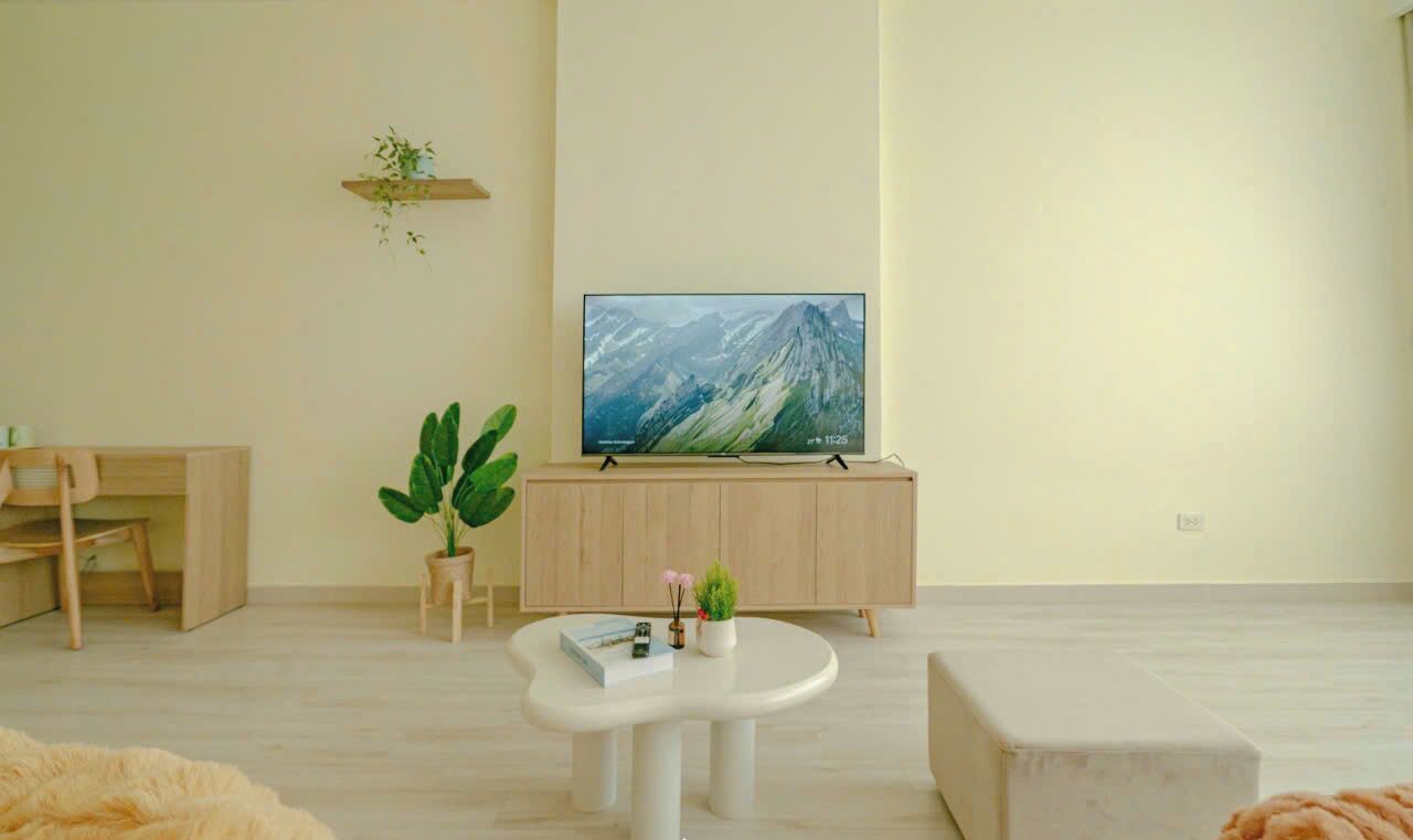 Deluxe studio, meerdere bedden, uitzicht op stad | Woonruimte | Een 55-inch ledtelevisie met kabelzenders en streamingdiensten