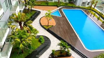 Una piscina al aire libre