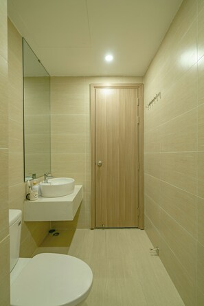 Deluxe-Apartment, Balkon, Poolblick | Badezimmer | Dusche, Regendusche, kostenlose Toilettenartikel, Haartrockner