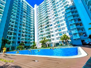 Una piscina al aire libre
