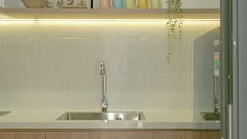 Frigobar, microondas y utensilios de cocina