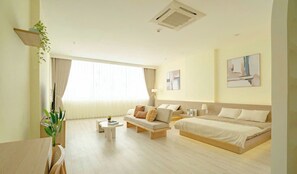 Artículos del minibar gratis, escritorio, wifi gratis y ropa de cama 