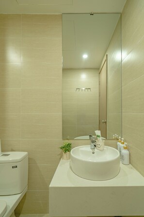 Deluxe-Apartment, Balkon, Poolblick | Badezimmer | Dusche, Regendusche, kostenlose Toilettenartikel, Haartrockner
