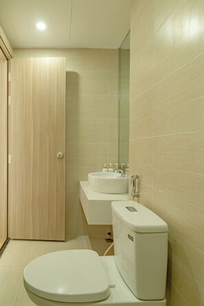 Deluxe-Apartment, 1 Schlafzimmer, Balkon, Poolblick | Badezimmer | Dusche, Regendusche, kostenlose Toilettenartikel, Haartrockner