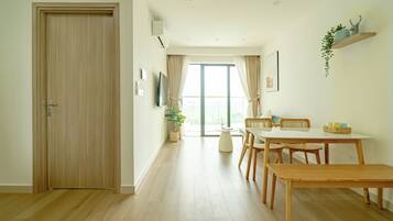 Deluxe Apartment, Balcony, Pool View | Interior