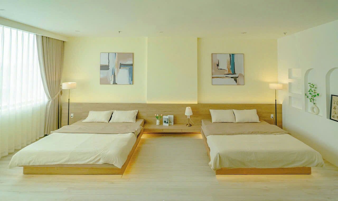 华丽开间, 多张床, 城市景观 | 免费迷你吧物品、办公桌、免费 WiFi、床单