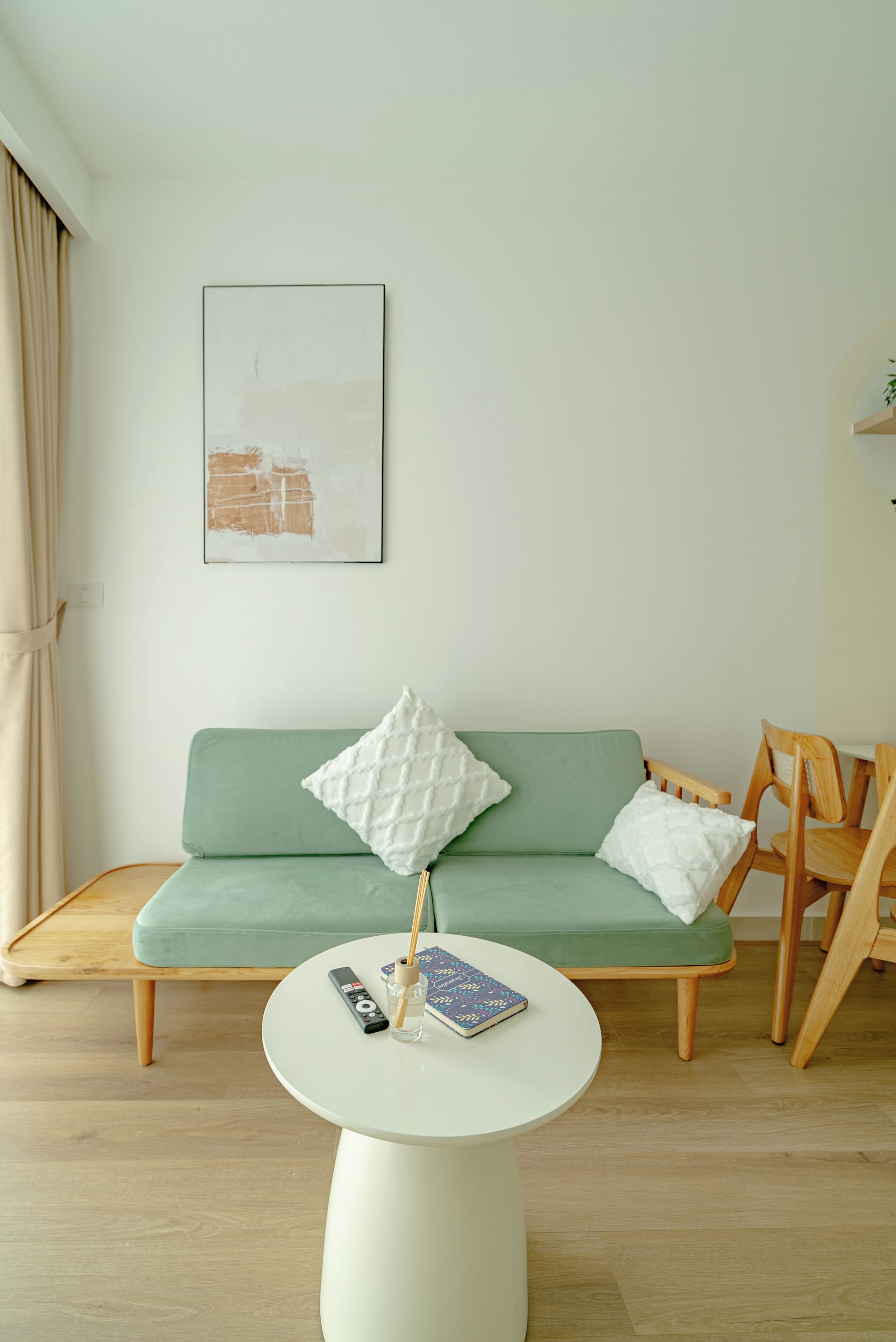 Departamento Deluxe, 1 habitación, balcón, vista a la alberca | Área de sala de estar | Televisión LED de 55 pulgadas con canales por cable 