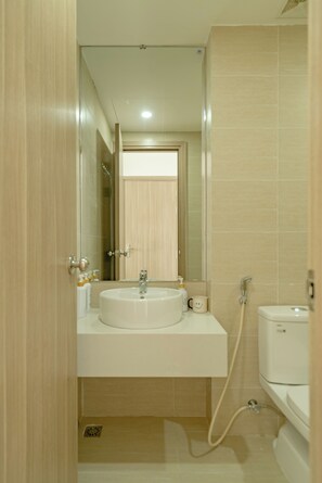 Departamento Deluxe, 1 habitación, balcón, vista a la alberca | Baño | Regadera, regadera tipo lluvia, amenidades de baño gratuitas 