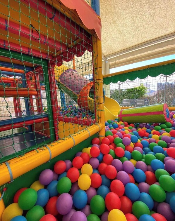 Children’s area - la murallita de Aroa (Cañete)