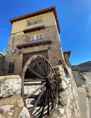 Exterior - la murallita de Aroa (Cañete)