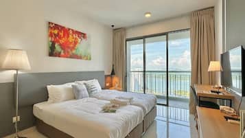 Monolocale Deluxe, 2 letti singoli, balcone, vista mare | Tende oscuranti, ferro/asse da stiro, Wi-Fi gratuito