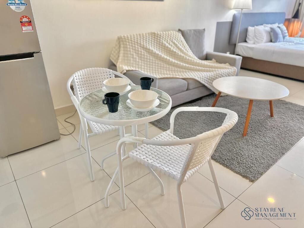 Studio Deluks, 2 Tempat Tidur Twin, balkon, pemandangan laut | Tempat makan