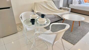 Studio Deluks, 2 Tempat Tidur Twin, balkon, pemandangan laut | Tempat makan