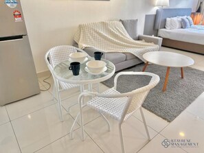 Deluxe-Studio, 2 Einzelbetten, Balkon, Meerblick | Speisen