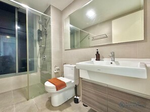 Deluxe-Studio, 2 Einzelbetten, Balkon, Meerblick | Badezimmer