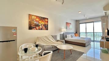 Monolocale Deluxe, 2 letti singoli, balcone, vista mare | Area soggiorno