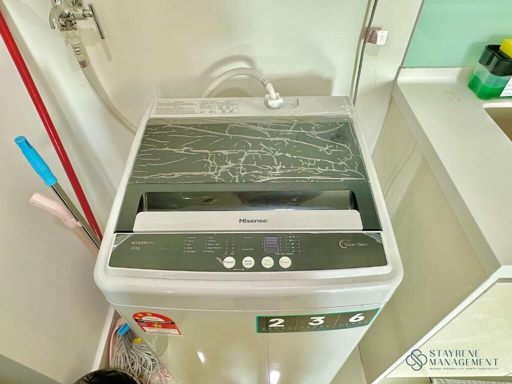 Deluxe Studio, 1 King Bed, Balcony, City View | Interior