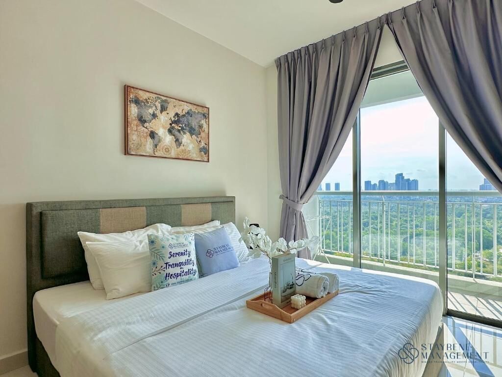Estudio Deluxe, 1 cama de matrimonio grande, balcón, vistas a la ciudad | Cortinas opacas, tabla de planchar con plancha, wifi gratis