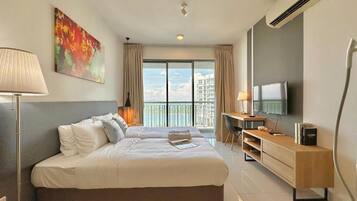 Studio Deluks, 2 Tempat Tidur Twin, balkon, pemandangan laut | Tirai kedap cahaya, setrika/meja setrika, dan Wi-Fi gratis