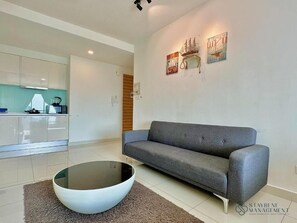 Deluxe studio, 1 kingsize bed, balkon, uitzicht op de stad | Woonruimte | Flatscreentelevisie