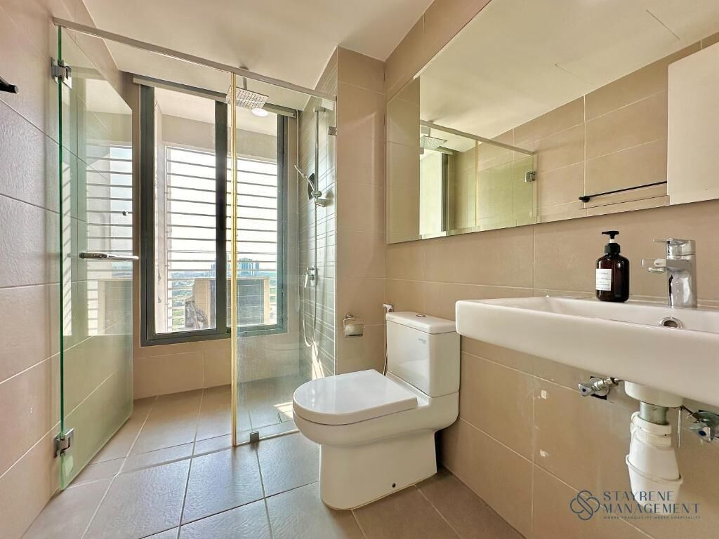Deluxe Studio, 1 King Bed, Balcony, City View | Bathroom