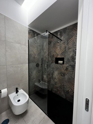 Douche, sèche-cheveux, bidet, serviettes fournies