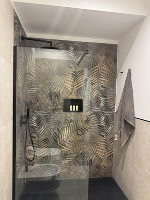Shower, hair dryer, bidet, towels - Nel centro di Napoli Intero appartamento con giardino privato (Napoli)