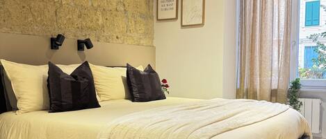 9 عدّة غرف نوم ومكواة/لوح كي وواي فاي وملاءات أسرّة