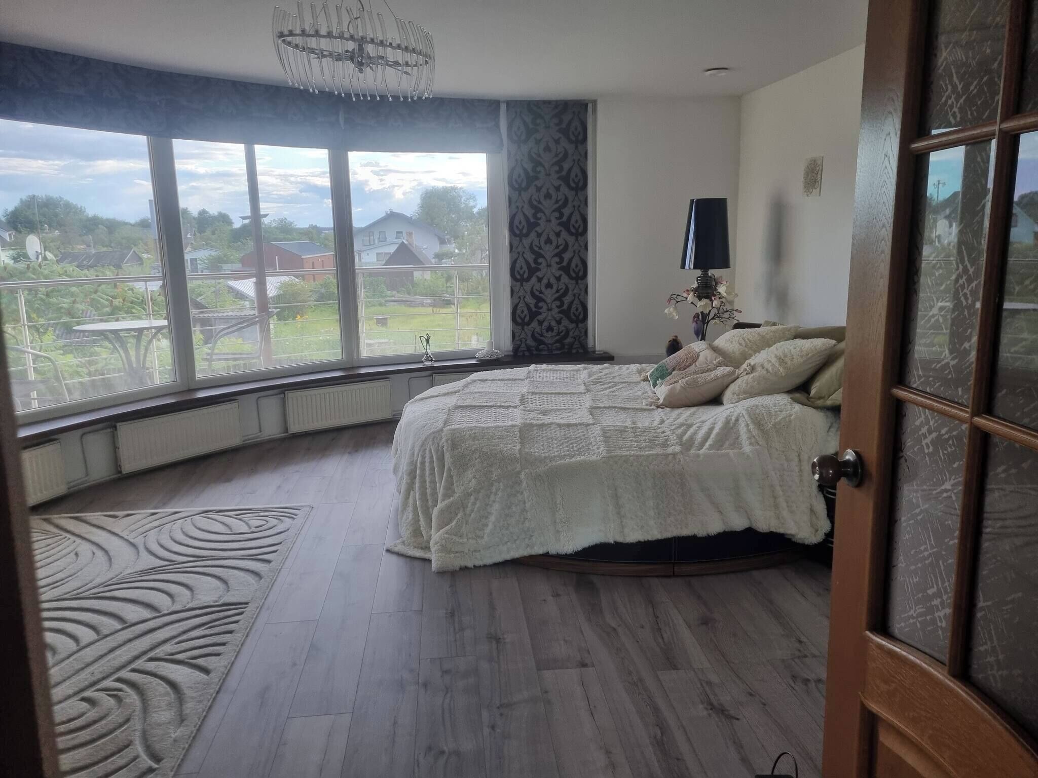 3 bedrooms, internet, bed sheets