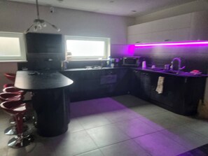 Microwave - Serene 4-Bedroom House Rental in Historic Rīga (Rīga)