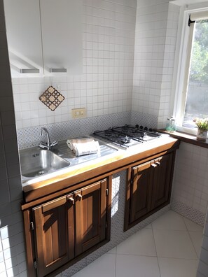 Een koelkast, een magnetron, een oven, een kookplaat