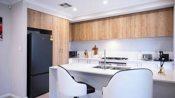 Refrigerador, microondas, horno y lavavajillas