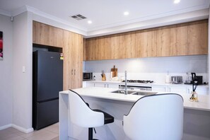 Jääkaappi, mikroaaltouuni, uuni, astianpesukone