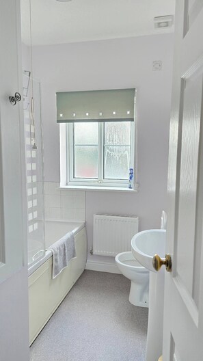 Bathroom - Centrally-Located House in Lincoln (Lincoln)